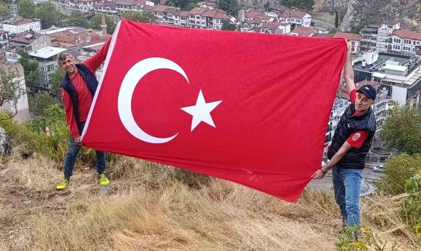 Amasya'da 30 Ağustos Zafer Bayramı coşkusu: İki kardeş zirvede Türk bayrağını açtı