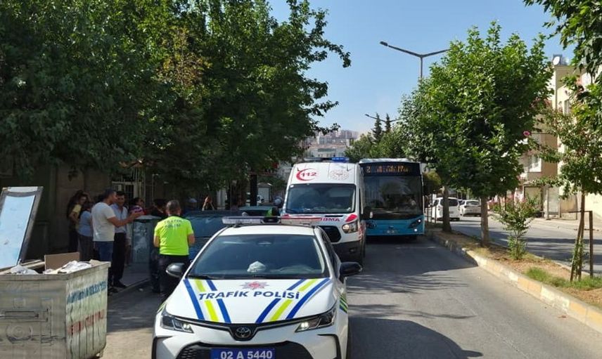 Adıyaman'da otomobilin çarptığı çocuk hastaneye kaldırıldı