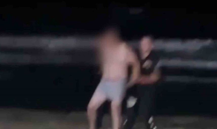 Kumbağ'da alkollü şahıs denize girmeye çalıştı, jandarma ikna etti