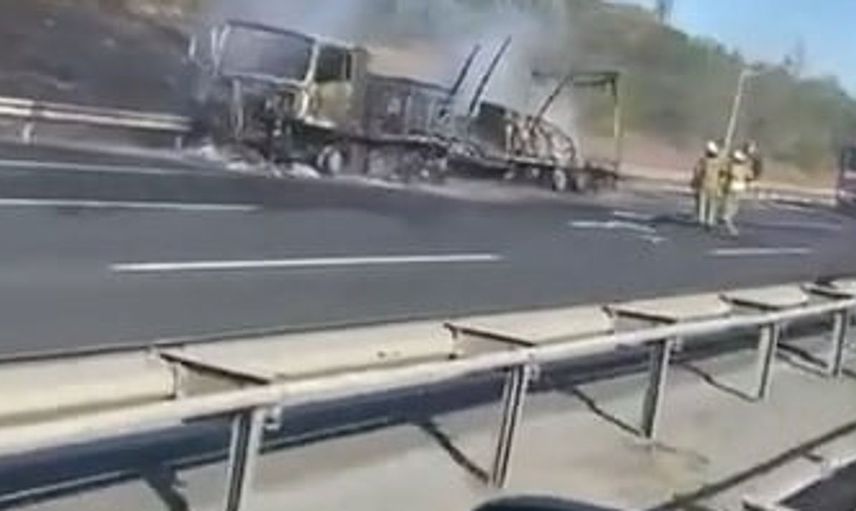 Esenyurt'ta seyir halindeki tır yanarak kullanılamaz hale geldi