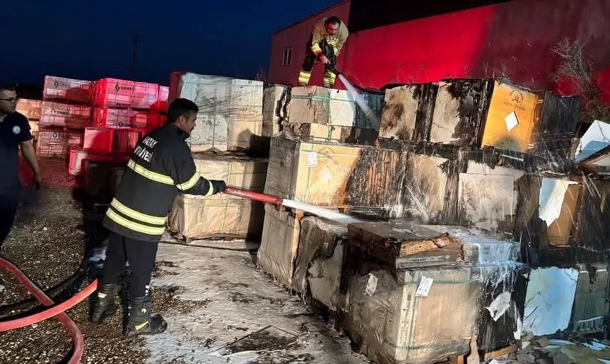 Kırıkhan'da inşaat malzemeleri satan iş yerinde yangın paniği