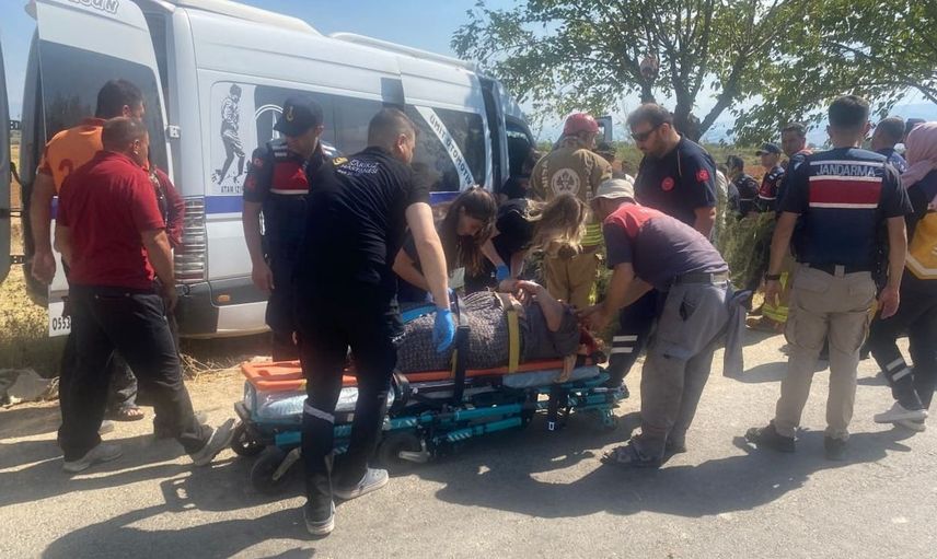Alaşehir'de işçi taşıyan minibüs ağaçla buluştu: 14 yaralı