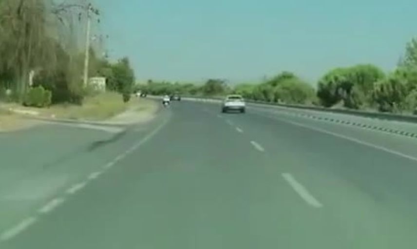 Denizli'de motosikletli aniden yola fırladı, otomobil sürücüsü büyük bir tehlikenin eşiğinden döndü