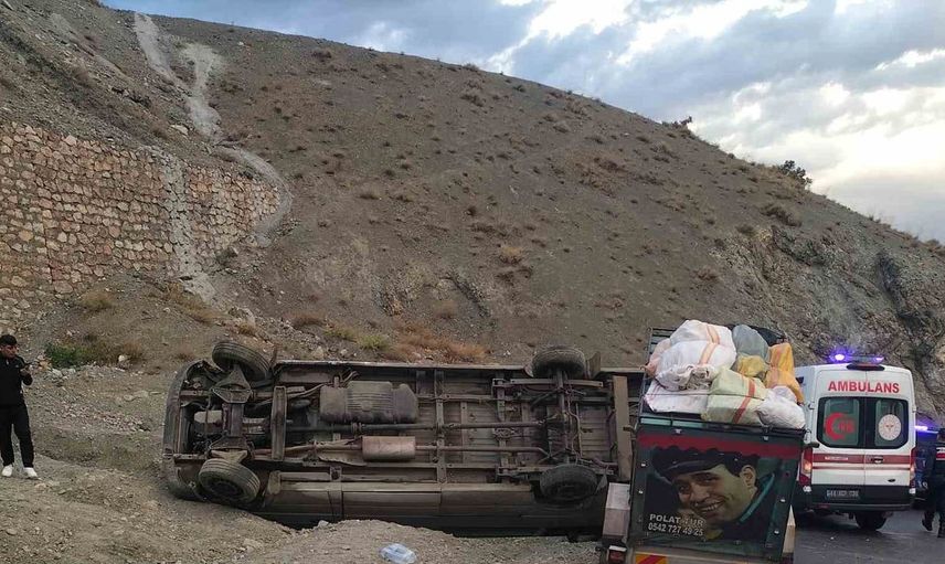 Malatya'da tarım işçilerini taşıyan minibüs kontrolden çıkıp devrildi