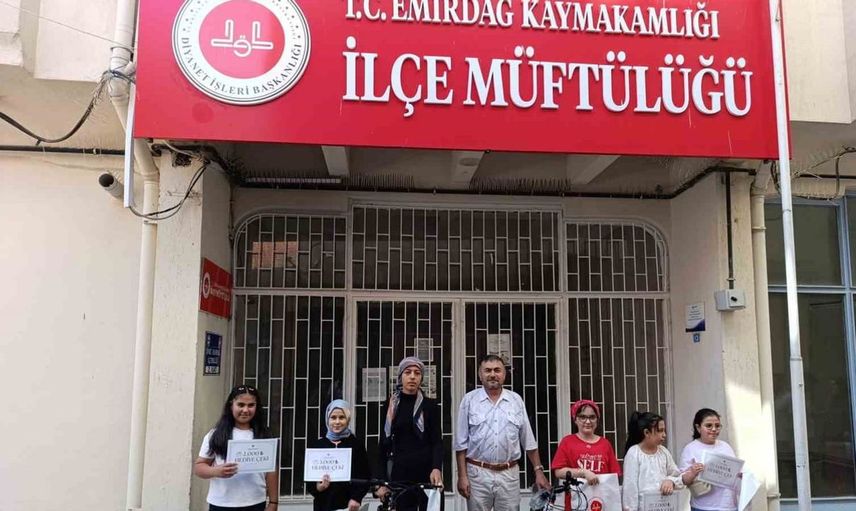 Emirdağ'da bilgi yarışmasında başarılı öğrenciler ödüllerini aldı
