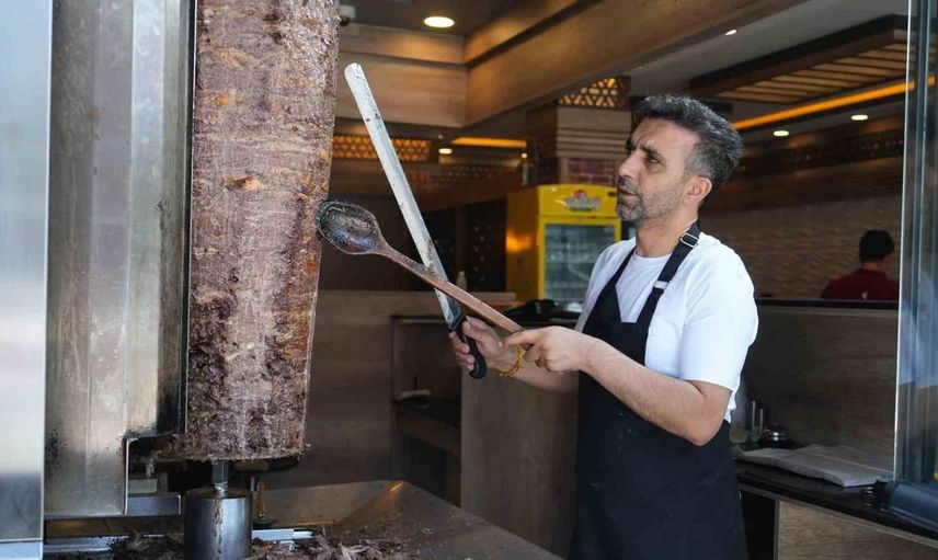 Muş’ta döner ustaları 60 dereceyi bulan sıcaklıkta mesai yapıyor