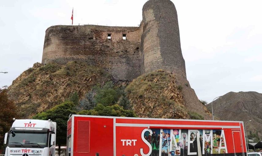 Oltu'da mobil sinema etkinliği: 650 öğrenci animasyon filmlerle buluştu