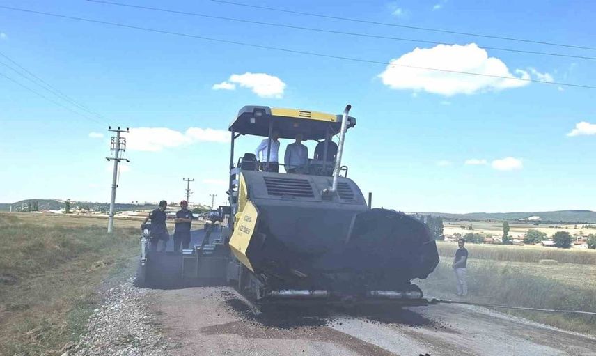 Aslanapa’da ulaşım altyapısına yönelik sıcak asfalt yol çalışması incelemesi