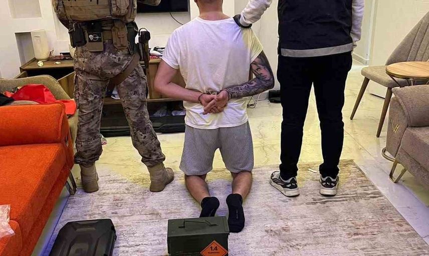 Uluslararası düzeyde aranan şüpheli İzmir'de düzenlenen operasyonla yakalandı