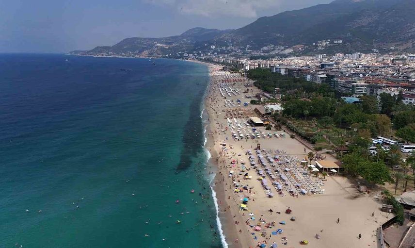 Alanya’da tatilciler deniz ve güneşin tadını çıkardı