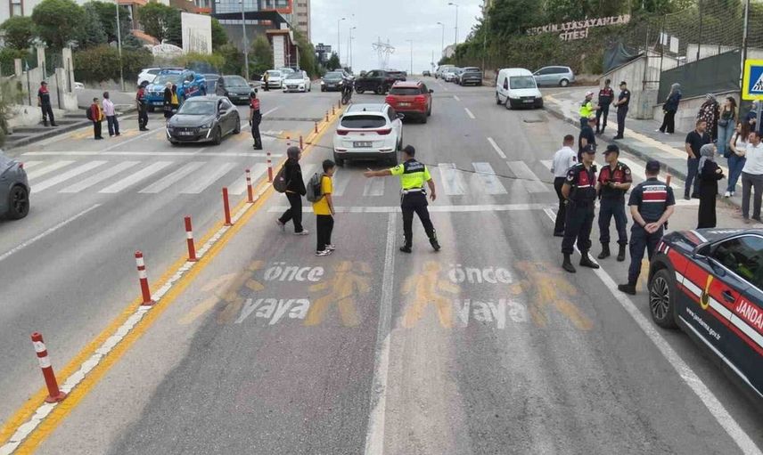 Ankara'da okul çevrelerinde gerçekleştirilen denetimlerde 19 bin kişiye sorgulama yapıldı