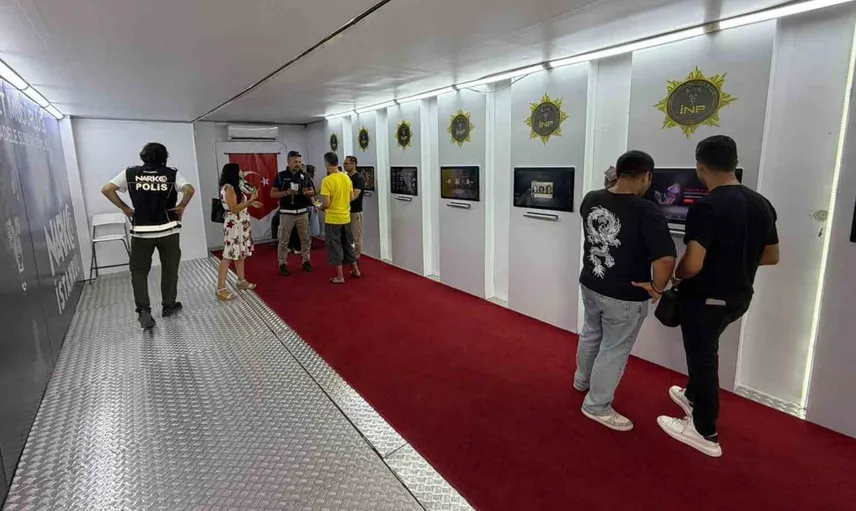 Adana polisi, vatandaşları NARKOTIR ile uyuşturucuya karşı bilgilendiriyor