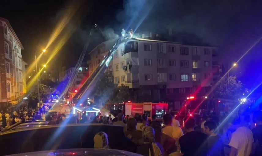 Ankara'nın Etimesgut ilçesinde çatıda yangın paniği: İtfaiye hızlı müdahale etti