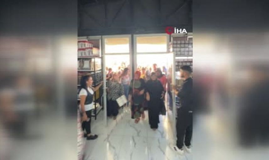 Hatay’da züccaciye mağazası açılışı izdihama neden oldu