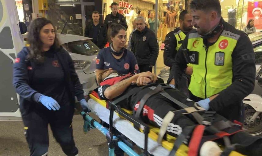 Samsun'da motosiklet sürücüsü iki otomobil arasından geçerken kaza geçirdi