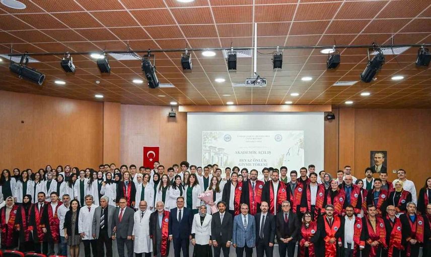 Karamanoğlu Mehmetbey Üniversitesi'nde hekim adayları beyaz önlüklerini giydi