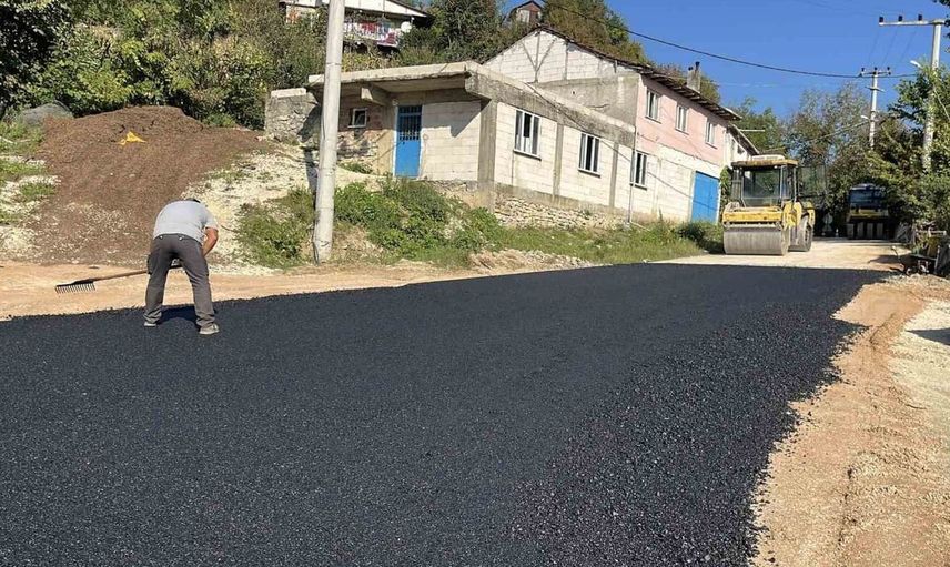 Yığılca'da sıcak asfalt çalışmaları hız kesmeden sürüyor