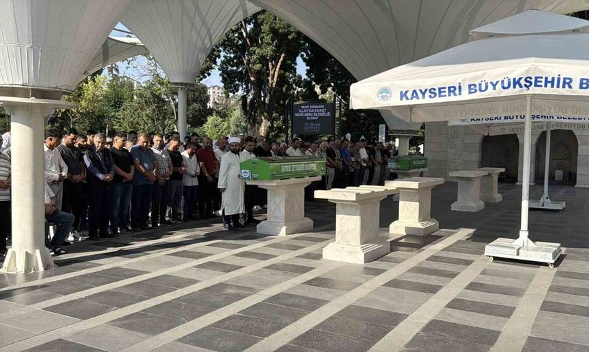 Kayseri'de bıçaklanarak hayatını kaybeden şahsın cenazesi toprağa verildi