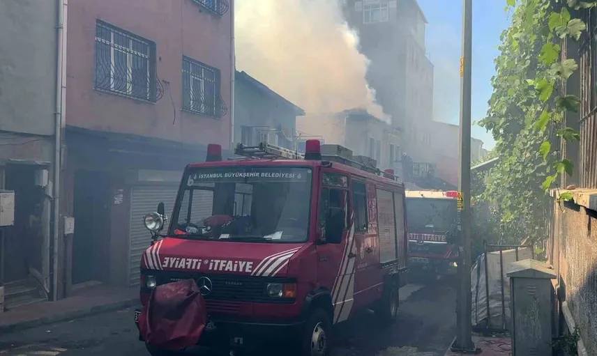 Beyoğlu'ndaki iş yerinde yangın paniği: İtfaiye ekipleri müdahale ediyor