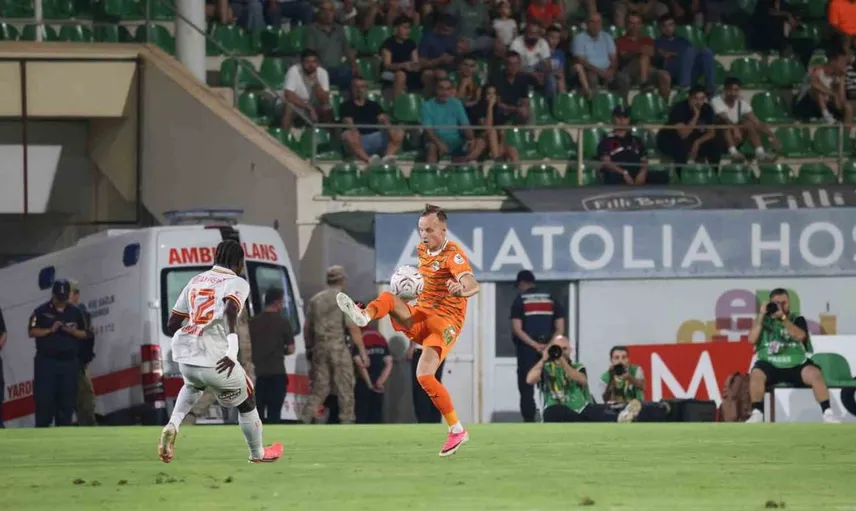 Göztepe Alanyaspor karşısında ilk yarıyı önde kapattı