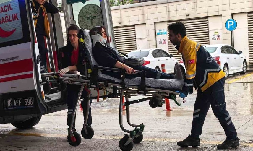 İnegöl'de zincirleme kaza meydana geldi: 2 kişi yaralandı