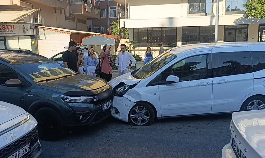 Manavgat'ta trafik kazasında can kaybı yok, maddi hasar oluştu