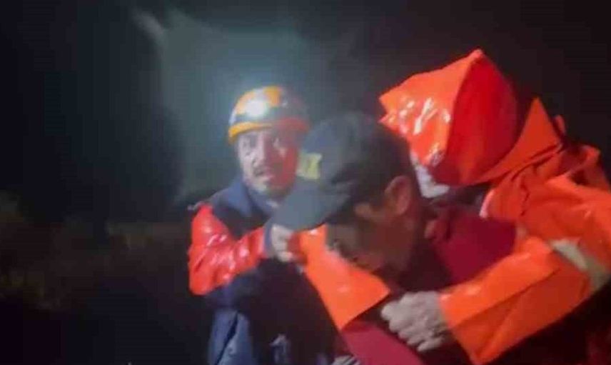 Bursa'da yaşlı çifti kurtaran jandarma, sırtında taşıyarak güvenli alana ulaştırdı