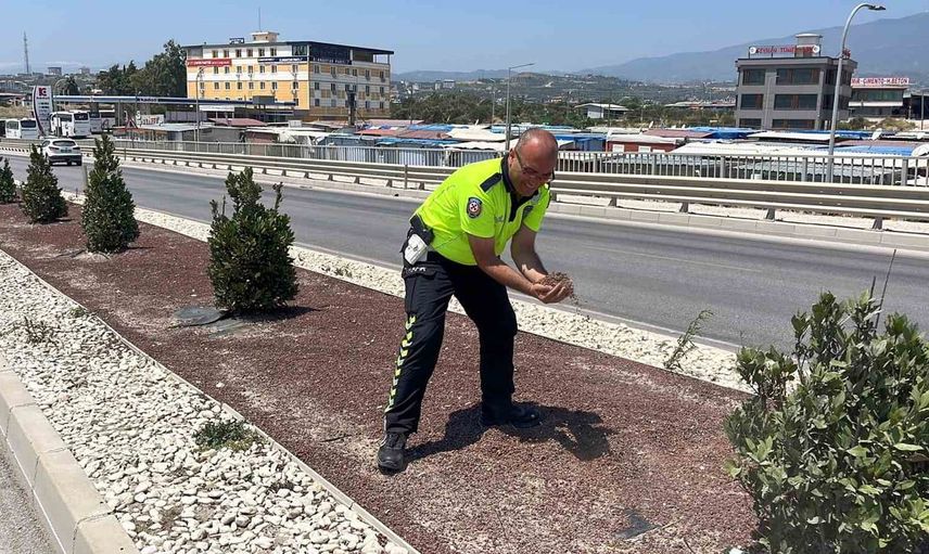 Trafik güvenliği için kum taşıyan polis örnek davranış sergiledi