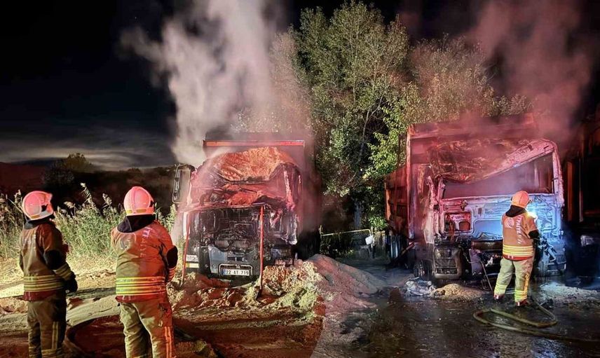 Edirne'de kum ocağında çıkan yangında 3 kamyon alev aldı