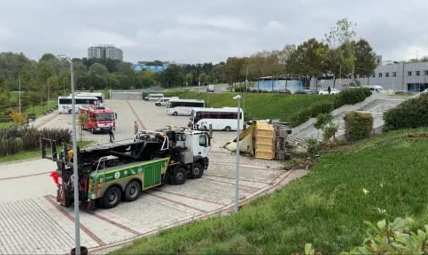 İSKİ Genel Müdürlüğü'nde hafriyat kamyonu devrildi: İki yaralı