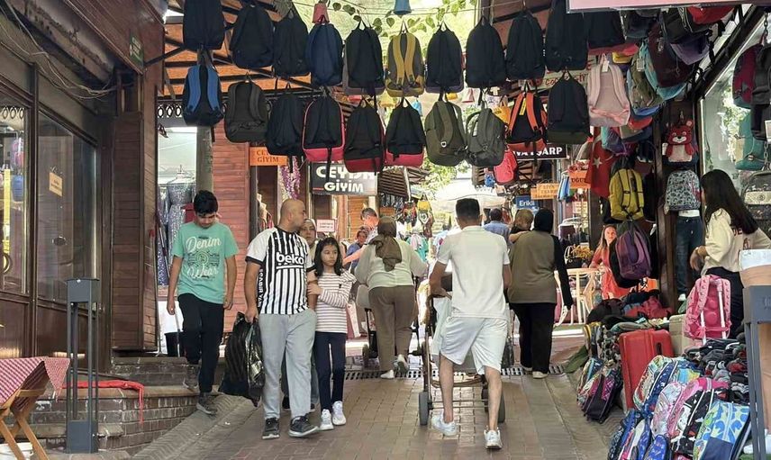 Bolu'da velilerin okul alışverişi çarşıyı doldurdu