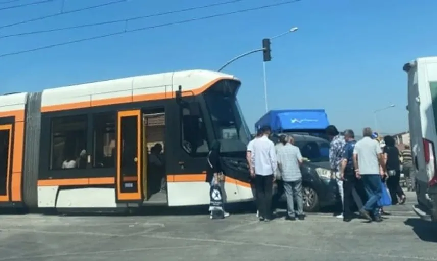 Eskişehir'de tramvay ve hafif ticari araç çarpıştı: seferlerde aksamalar yaşandı