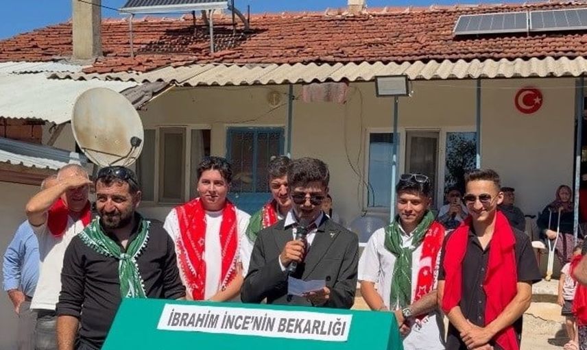 Bilecik'te geleneksel düğünle eğlence doruğa ulaştı: Damat çatıda dostlarıyla yemek keyfi yaptı