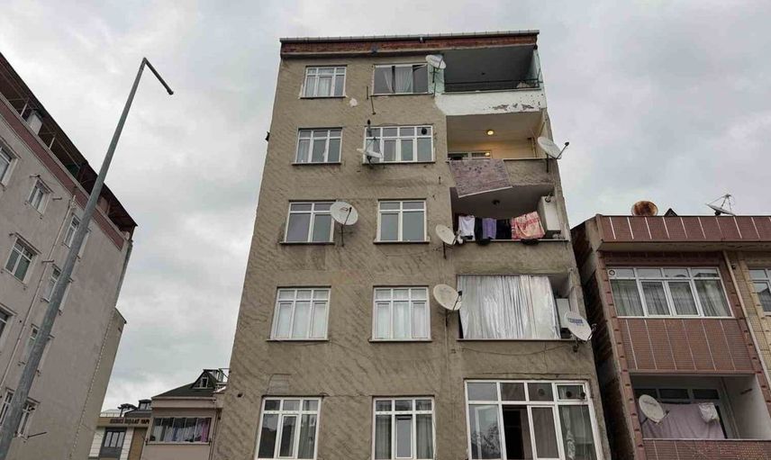 Küçükçekmece'de bina tahliyesi: Fayanslardaki çatlamalar endişe yarattı