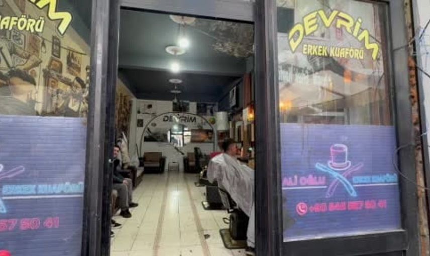 Ağrı'da genç berber ustası, mesleğini tutkuyla sürdürüyor