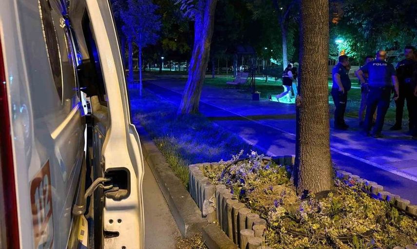 Otostopla aracına aldığı kişiler tarafından bıçaklanan genç ağır yaralı