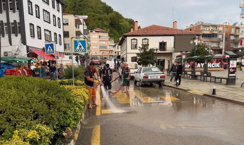 Ayancık'ta yoğun yağış sonrası temizlik çalışmaları hızlandırıldı