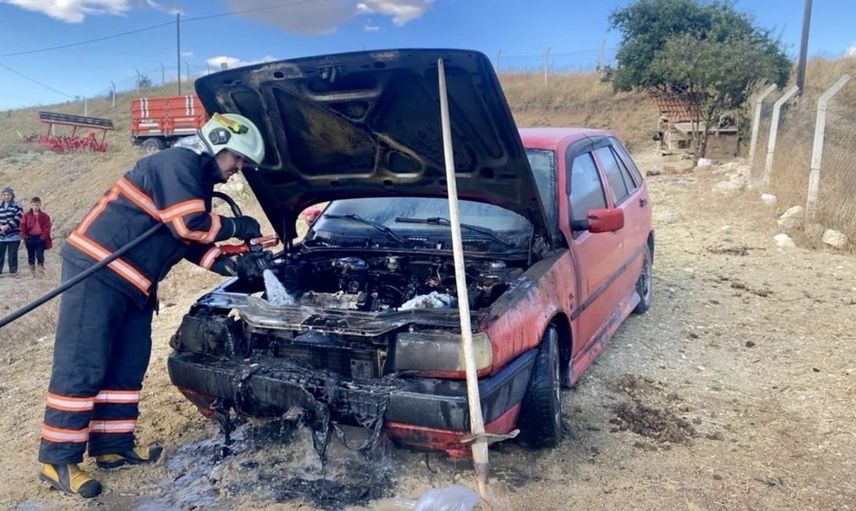 Çankırı'da park halindeki otomobilin motor kısmında yangın çıktı