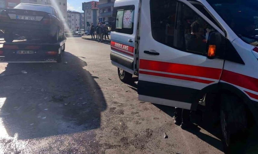 Denizli'de kırmızı ışık ihlali kazası: İki kişi yaralandı