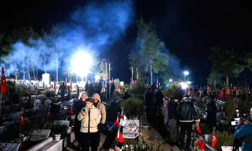 6 Şubat depreminde hayatını kaybedenler mezar başlarında anıldı