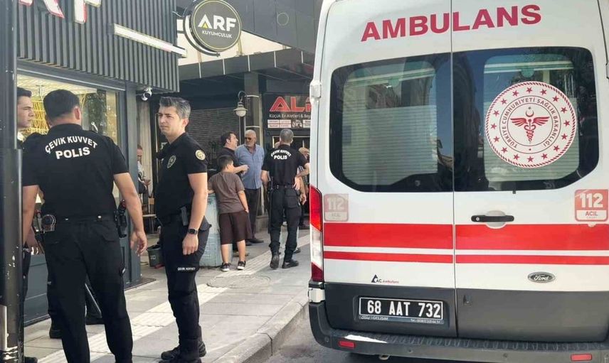 Bunalımda olan şahıs, hırdavatçıdan aldığı bıçakla kendini yaraladı