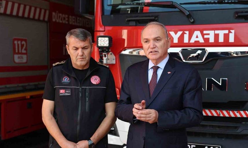 Düzce'de itfaiye personeline destek: Başkan Özlü, minik öğrencilerle yangın tatbikatı yaptı