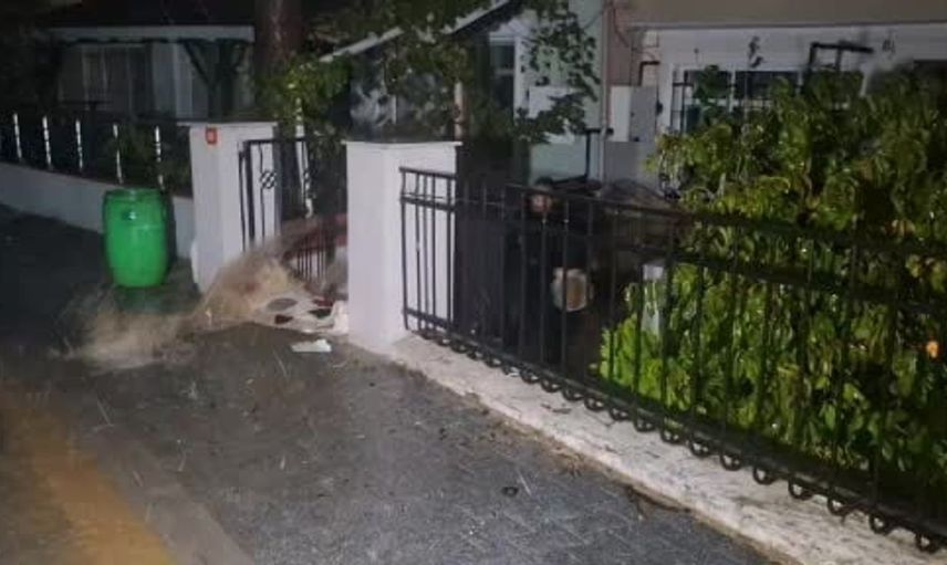 Beykoz'da şiddetli yağışlar hayatı felç etti: Vatandaşlar su tahliyesiyle mücadele etti