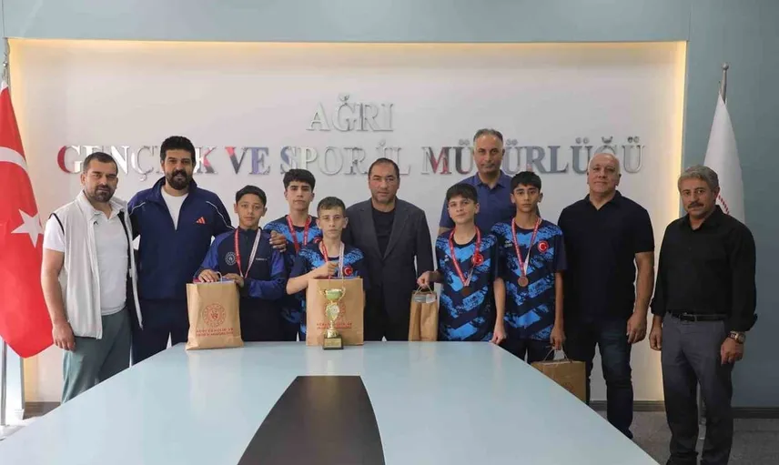 Ağrı badminton takımı Türkiye üçüncüsü oldu: İl müdüründen kutlama
