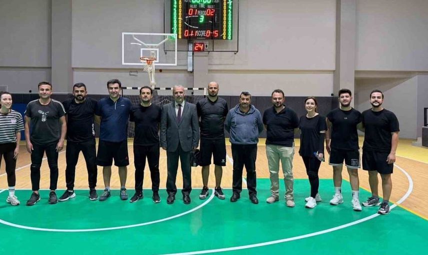 Koçarlı'da eğitimciler voleybolda şampiyonluk için mücadele ediyor