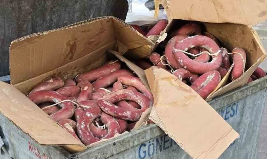 Gönen fuarında satılan sucukların çöpe atılması halkı rahatsız etti