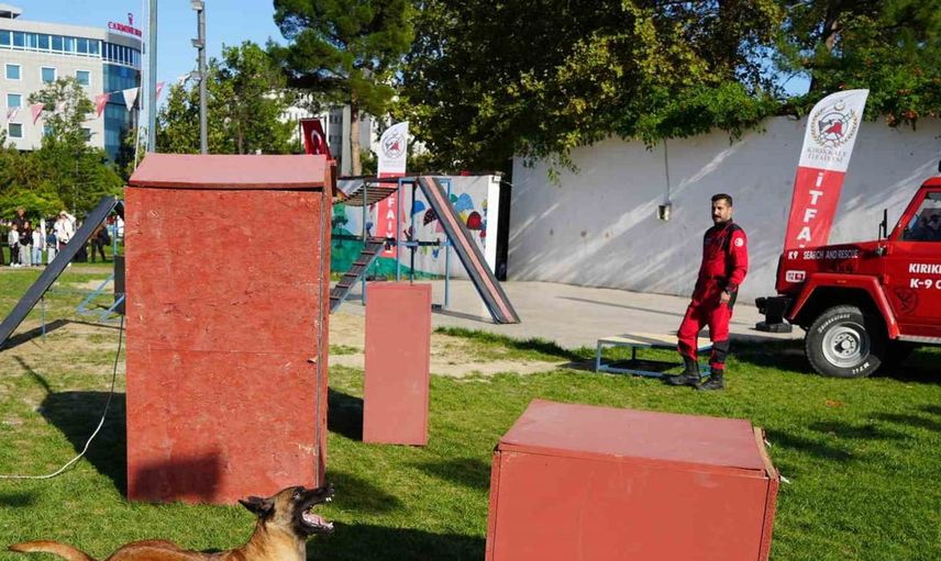 Kırıkkale'de hayvanları koruma günü etkinliğinde k9 köpeklerin gösterisi büyük ilgi gördü