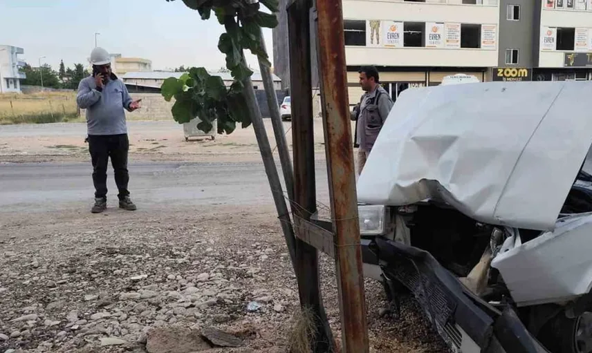 Kahta'da kaza: otomobil direğe çarptı, 2 kişi yaralandı