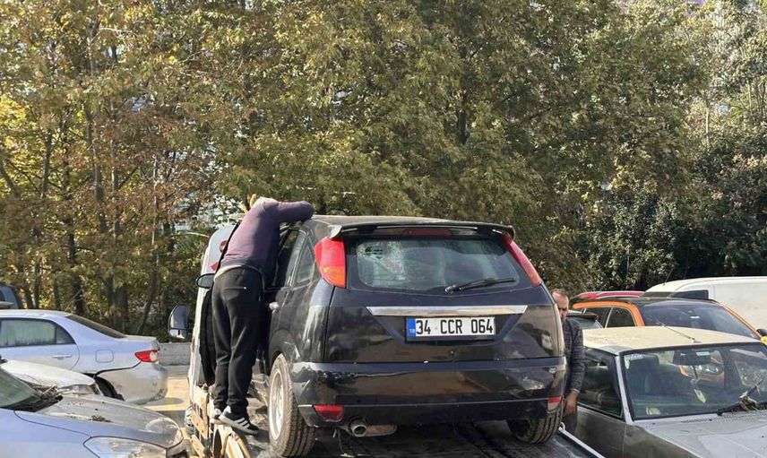 İstanbul'daki sel felaketi sonrası hasar gören araçlar sanayiye taşınıyor