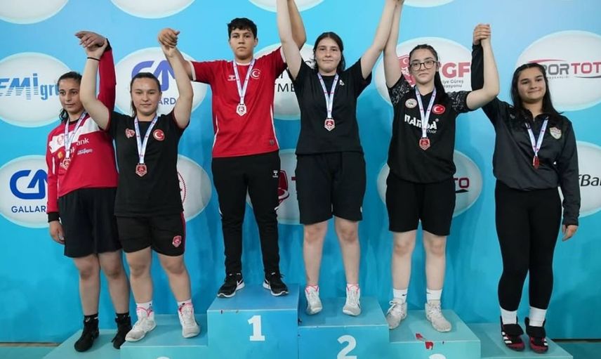 Kastamonulu genç güreşçi Yüsra, Türkiye üçüncüsü oldu